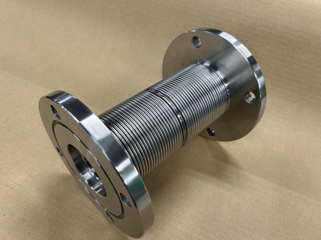 大きな伸縮量を吸収するバネ定数の低いベローズ